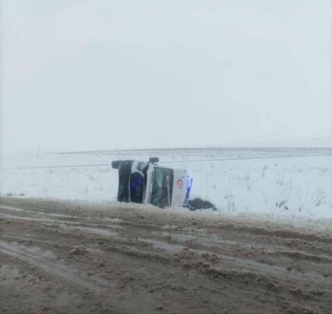 Kayganlaşan yolda ambulans devrildi: 3 yaralı