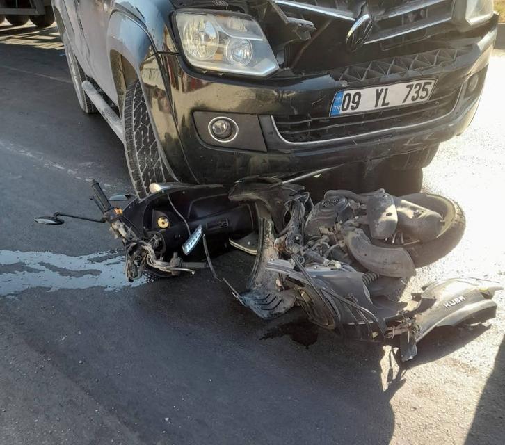 MOTOSİKLET SÜRÜCÜSÜ METRELERCE SÜRÜKLENDİ MOTOSİKLET VE OTOMOBİL ÇARPIŞTI: 1 YARALI