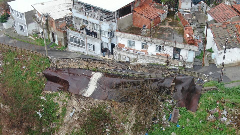 Yağmur sonrası yol çöktü, mahalleyi endişe kapladı