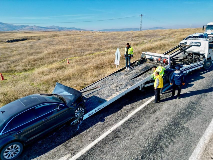 4 KİŞİNİN ÖLDÜĞÜ KAZADA OTOMOBİLLER PARÇALANARAK HURDAYA DÖNDÜ