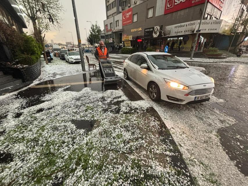 GAZİANTEP'TE CEVİZ BÜYÜKLÜĞÜNDE DOLU YAĞDI AĞAÇLARIN DALLARI KIRILDI, SÜRÜCÜLER EMNİYETE SIĞINDI