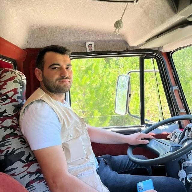 Ormanda kestiği ağaç üzerine devrildi