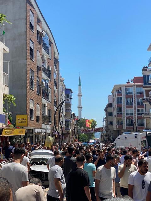 İZMİR'İN TORBALI İLÇESİ AYRANCILAR MAHALLESİ'NDE BİR BİNADA DOĞAL GAZ PATLAMASI MEYDANA GELDİĞİ, YARALILARIN OLDUĞU ÖĞRENİLDİ.