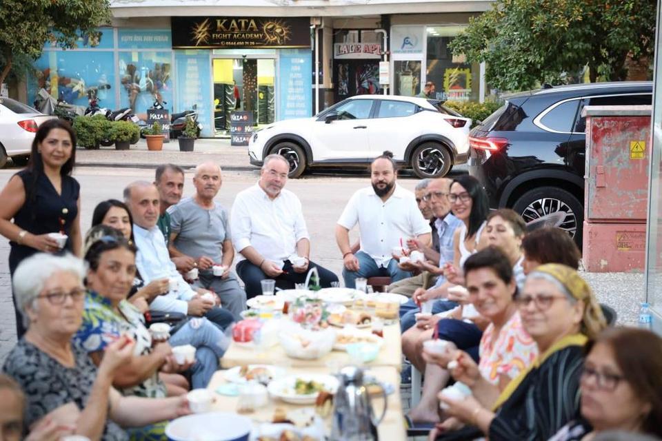 Başkan Kaya, mahalle sakinleriyle akşam buluşmasında bir araya geldi