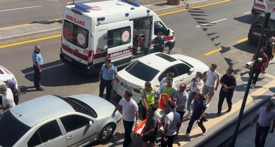 Ahşap dekorasyon düştü: 7 yaralı