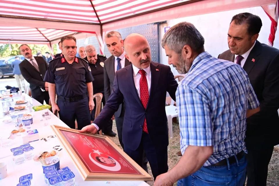 Vali Varol’dan anlamlı ziyaret: Şehit polisin ailesini yalnız bırakmadı