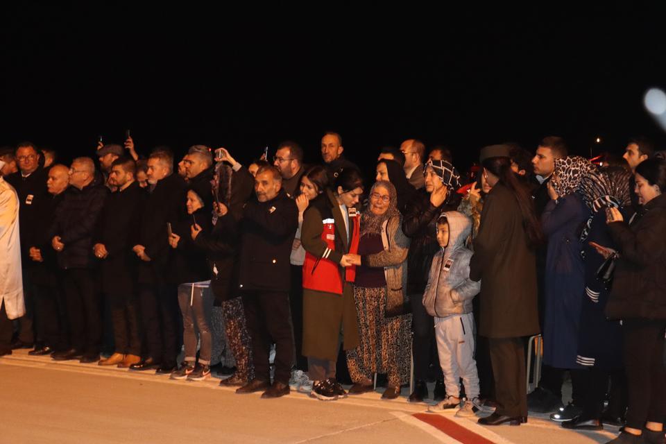 DENİZLİLİ ŞEHİDİN NAAŞI MEMLEKETİNE GETİRİLDİ ŞEHİT EŞİNİN İSTEĞİ YÜREKLERİ BURKTU