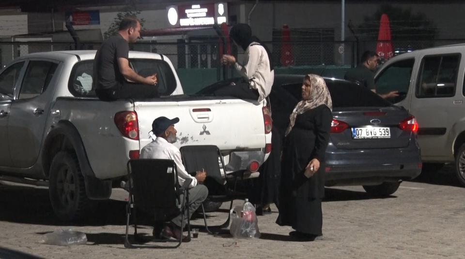 İNFAZ DÜZENLEMESİ YÜRÜRLÜĞE GİRDİ, CEZAEVİ ÖNÜNDE HALAY ÇEKİP YAKINLARINI BEKLEDİLER UMUTLU BEKLEYİŞ SABAHA KALDI