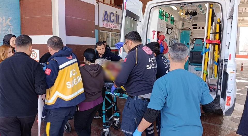 Tekeri çıkan otomobil takla attı: 1’i ağır 2 yaralı