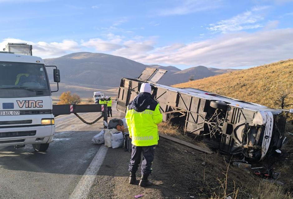 2 ölü, 21 yaralı: Kazada ölenlerin kimlik tespit çalışması devam ediyor