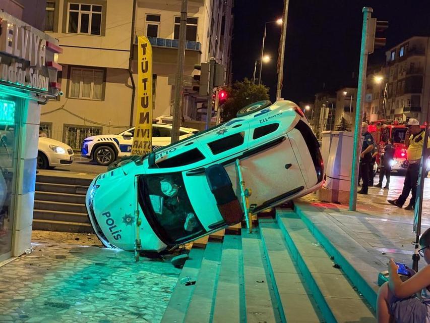 Otomobille çarpışan polis aracı yan yattı: Yaralılar var