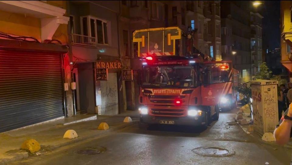 5 katlı binada korkutan çökme! Çok sayıda kişi tahliye edildi