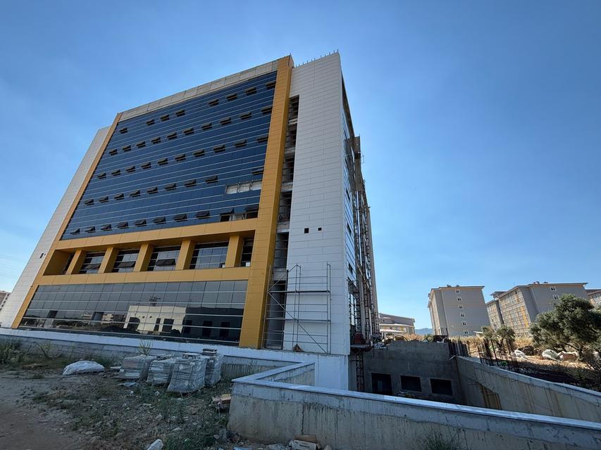 METRELERCE YÜKSEKLİKTEN ZEMİNE DÜŞEN İŞÇİ AĞIR YARALANDI