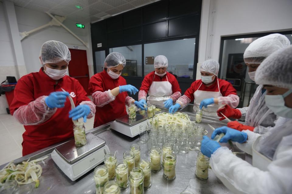 Efeler'in kadınları üretiyor: Sağlıklı ürünler sofralara ulaşıyor