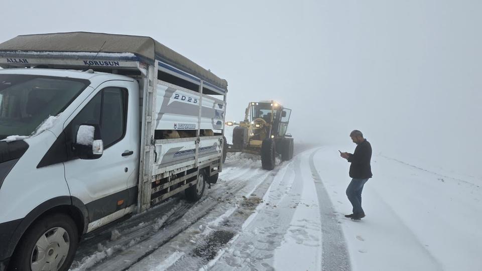 Bir ile daha mevsimin ilk karı yağdı