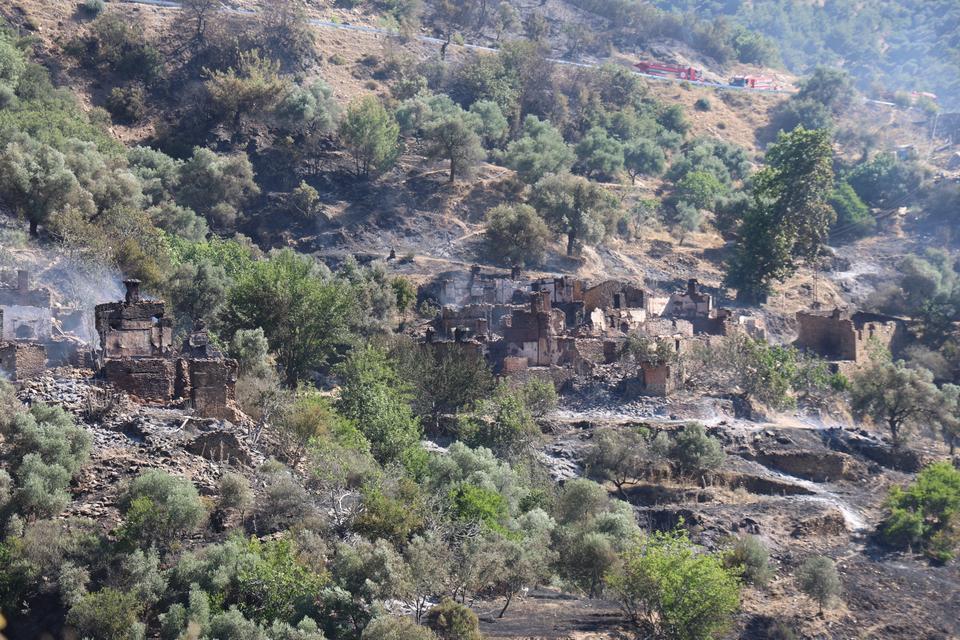 İZMİR'DE BOŞALTILAN TOSUNLAR MAHALLESİ YANGINDA HARABEYE DÖNDÜ