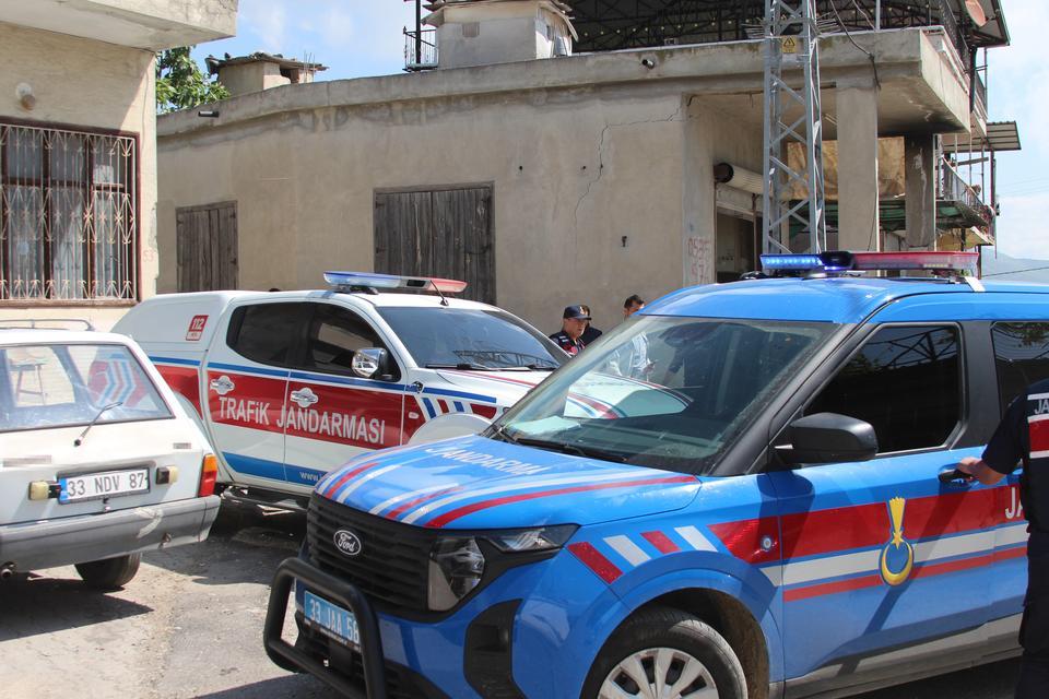 Mersin’de katliam yapan zanlının bulunduğu bölgeye giden yol kapatıldı