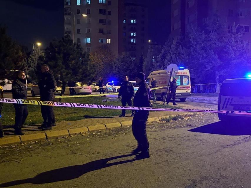 Sokak ortasında eşini 20'nin üzerinde bıçak darbesiyle öldürdü