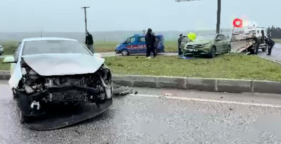 Kavşakta can pazarı: İki otomobil çarpıştı, 7 kişi yaralandı