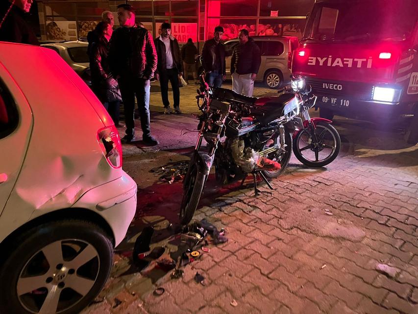 İKİ MOTOSİKLET, OTOMOBİL İLE KAFA KAFAYA ÇARPIŞTI: 3 YARALI