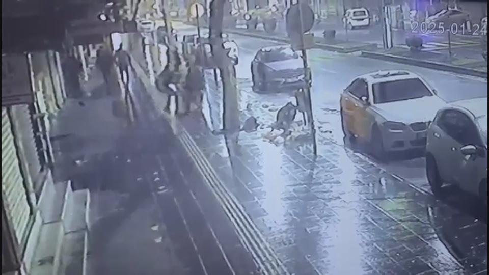 MAHALLE BEKÇİLERİNİN 22 YIL HAPİS CEZASI OLAN FİRARİYİ YAKALAMA ANI GÜVENLİK KAMERASINA YANSIDI