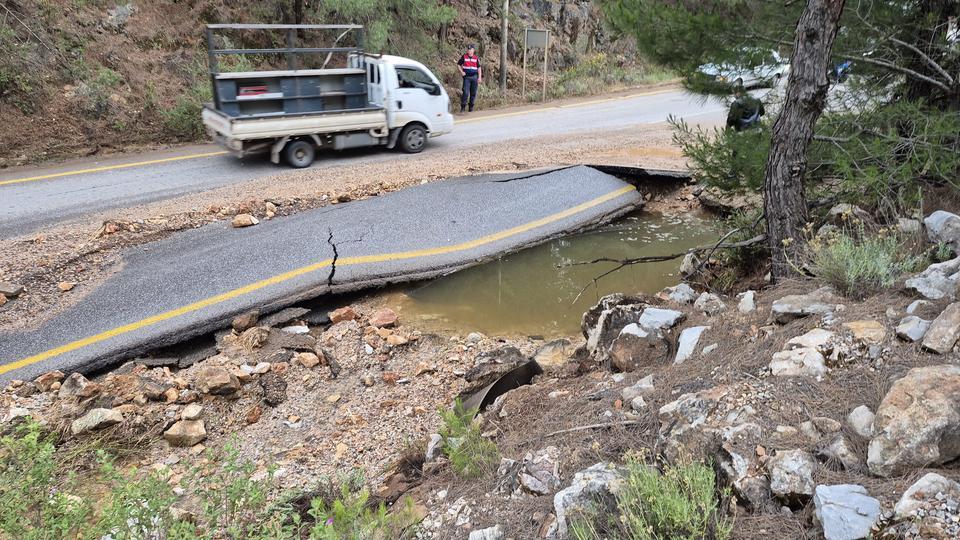 Su borusu patladı: Yollar göle döndü