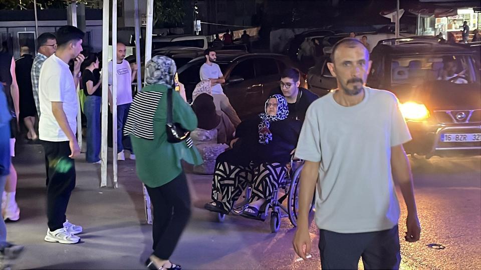 BURSA'DAKİ DÜĞÜN YEMEĞİNDE 367 KİŞİ HASTANELERE BAŞVURDU 74 HASTA AMBULANSLARLA BURSA'YA TAŞINDI, ÇOĞU TABURCU OLDU TEDAVİSİ DEVAM EDEN 23 HASTANIN DURUMLARI İYİ