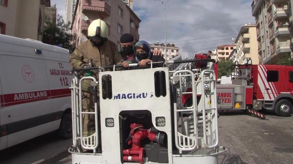 Yangın korkuttu: Mahsur kalan iki yaşlı çift kurtarıldı