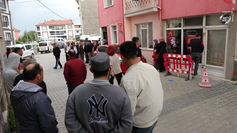 İhbar üzerine bölgeye sağlık ve polis ekipleri sevk edildi. Yapılan incelemede, 51 yaşındaki kuaför Necmi Aslan ile berberde müşteri olarak bulunan 60 yaşındaki Hüseyin Erden'in olay yerinde hayatlarını kaybettikleri belirledi.