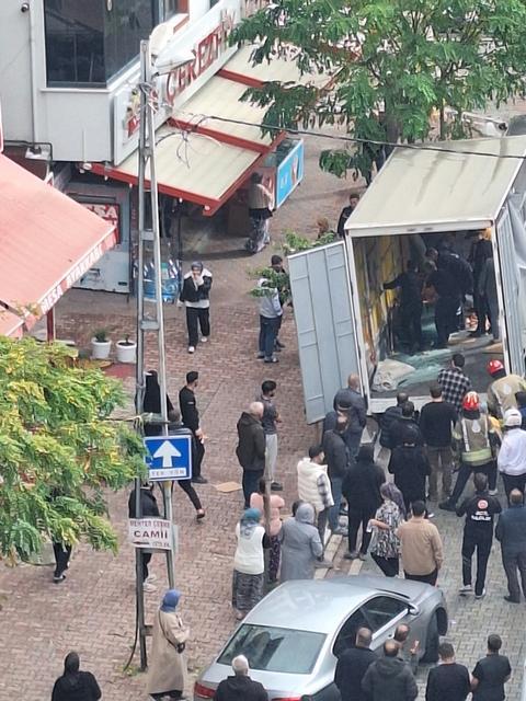 İki işçinin üzerine cam devrildi: 1’i ağır 2 yaralı