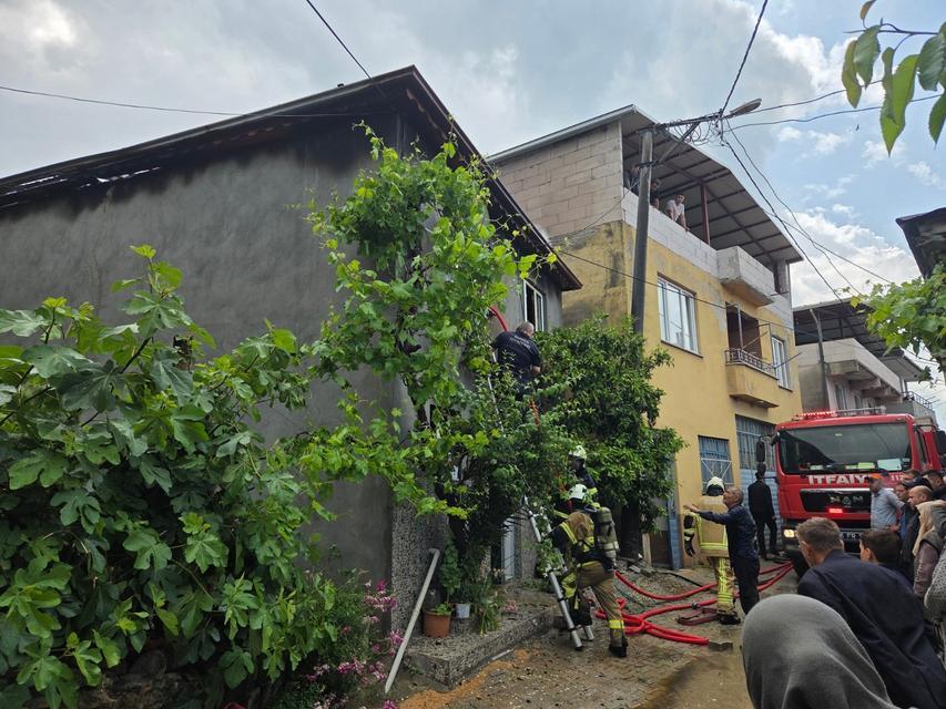 Elektrik tesisatından çıkan yangın evi küle çevirdi