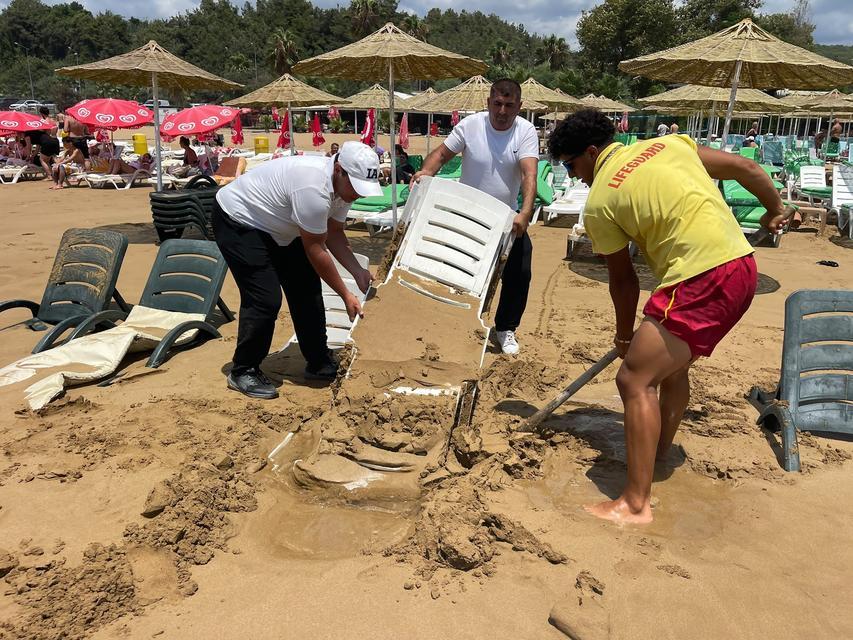 Dev dalgalar şezlongları kuma gömdü