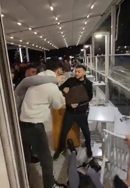 Kafedeki kavgada yumruklar havada uçuştu