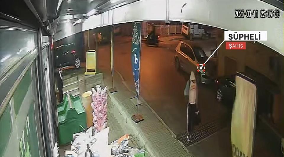 HIRSIZLIK YAPTIKTAN SONRA KIYAFETLERİNİ DEĞİŞTİRDİ, YAKAYI ELE VERDİ