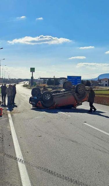 Pikap düz yolda takla attı