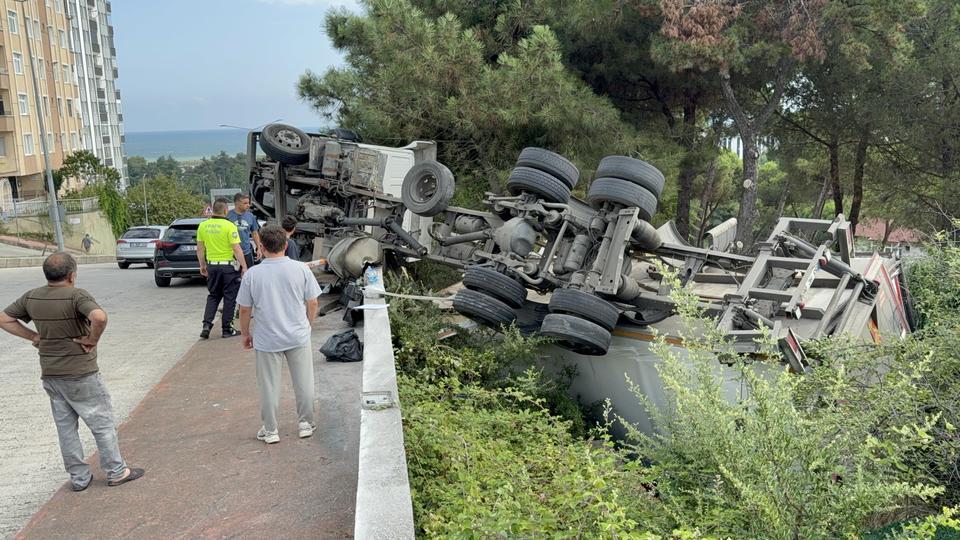 Freni tutmayan kamyon bahçeye devrildi