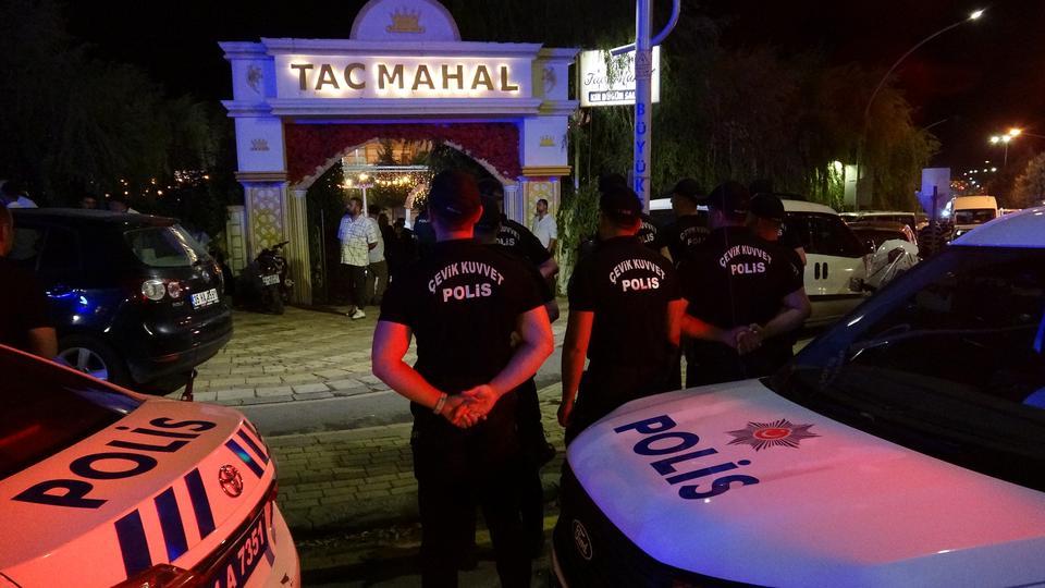 MALATYA'DA HALAYDA "ELİNİ TUTTUN" KAVGASI: 3 YARALI