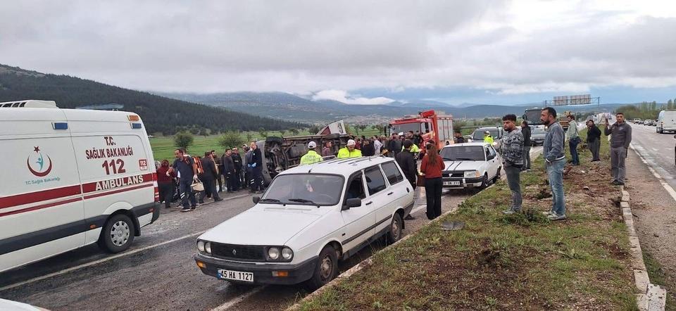İşçi servisi ile otomobilçarpıştı: 1’i ağır 13 yaralı