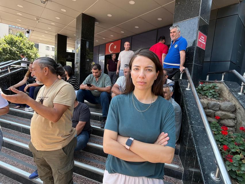 BUCA'DA MAAŞ KRİZİ SÜRÜYOR: İŞÇİLER PARASIZ, SOKAKLAR ÇÖP DOLU ÇOCUK PARKINDA TOPLANMAYAN ÇÖPLER TEHLİKE SAÇIYOR