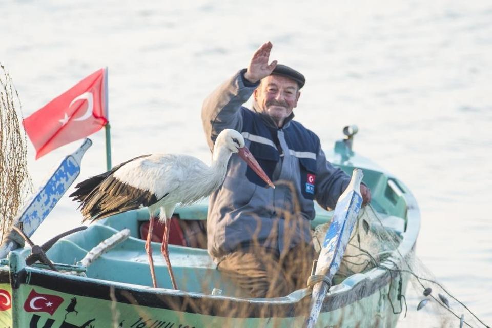 BELGESELLERE KONU OLAN YAREN'İN ARDINDAN EŞİ NAZLI DA BALIKÇI ADEM AMCA'NIN YANINA GELDİ YAREN LEYLEK'İN EŞİNE KAVUŞMA ANI KAMERAYA YANSIDI MİLYONLARIN DÖRT GÖZLE BEKLEDİĞİ KAVUŞMA ANI KAMERAYA YANSIDI