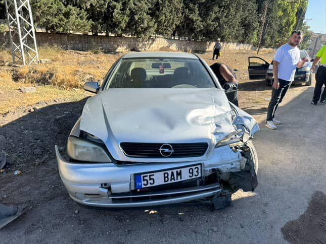Otomobille minibüs çarpıştı, iki kişi yaralandı.