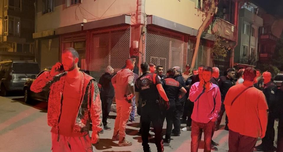 Kalabalık gruba laf attı, dayak yedi: Silahı çekip yanlışlıkla kendini vurdu