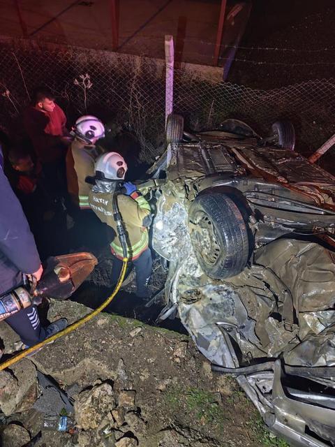 Otomobiller çarpıştı: 2 ölü, 3 yaralı