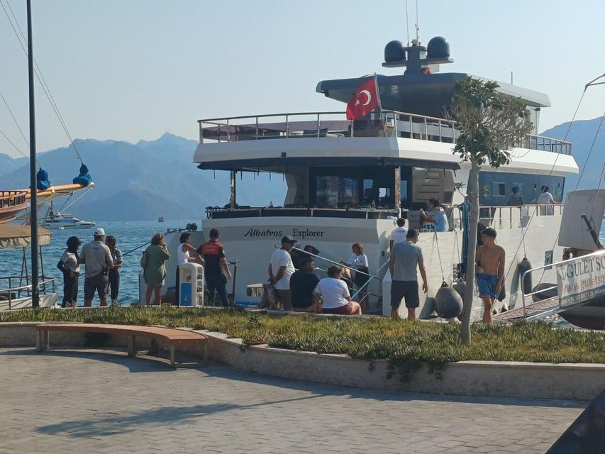 Tekneden yükselen dumanlar paniğe neden oldu
