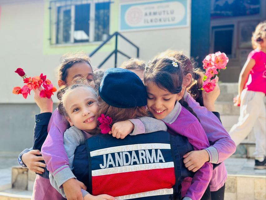 Aydın'da Jandarma’dan Dünya Kız Çocukları Günü’nde anlamlı ziyaret
