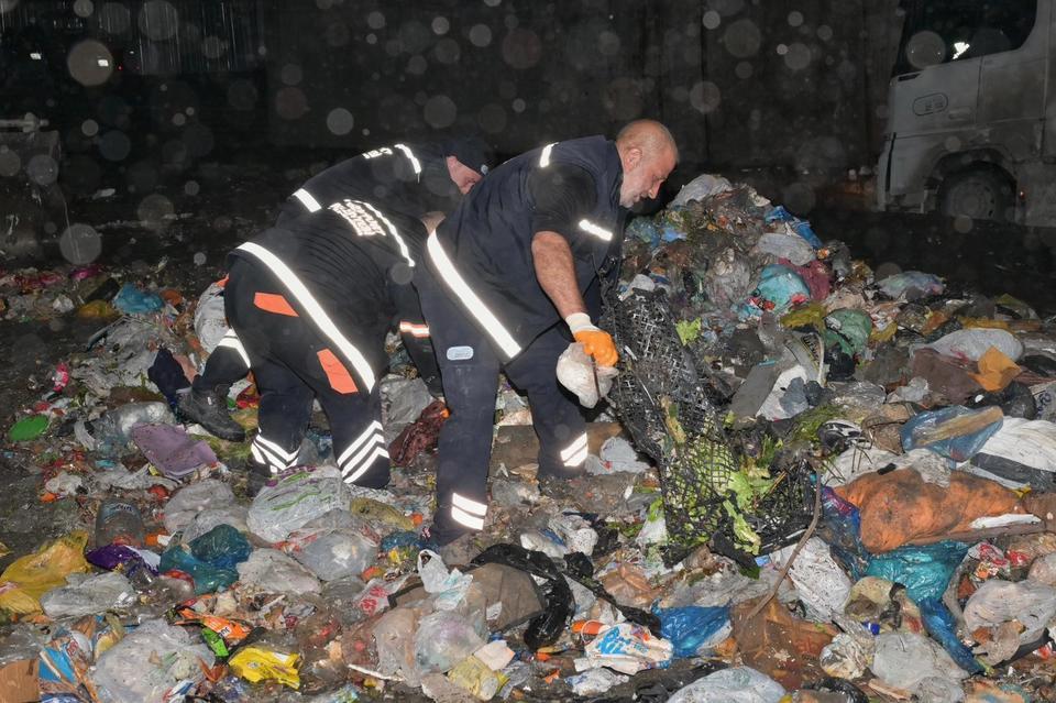 ESENYURT'TA ÇÖPTEN SERVET ÇIKTI: 1 MİLYON 200 BİN TL'LİK ALTIN SAHİBİNE TESLİM EDİLDİ