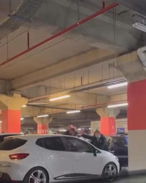 AVM otoparkında iki aile arasında kavga