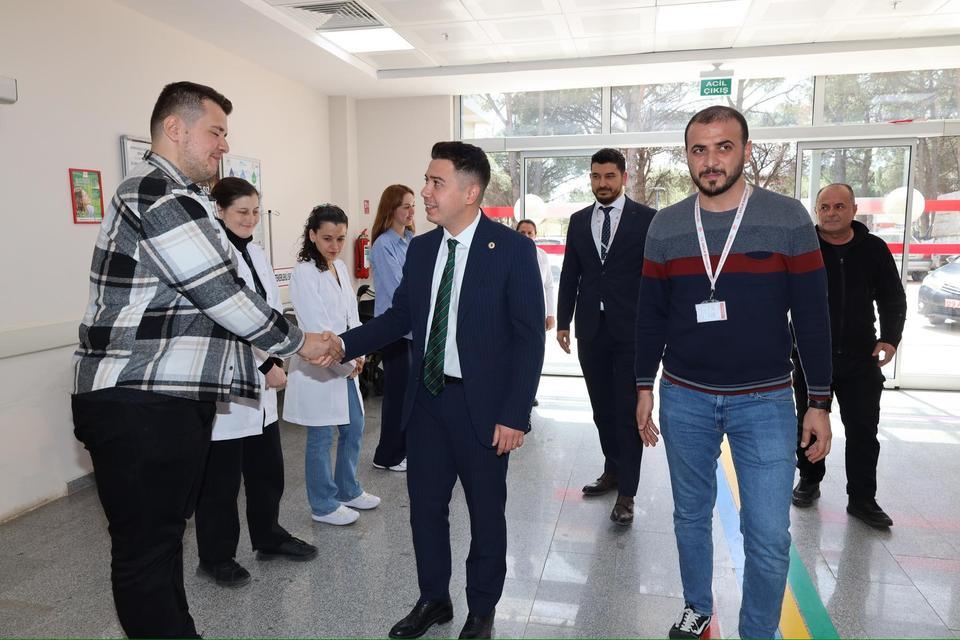 KAYMAKAM GÜNDOĞDU BAYRAMI GÖREVİ BAŞINDA GEÇİREN PERSONELLERİ UNUTMADI