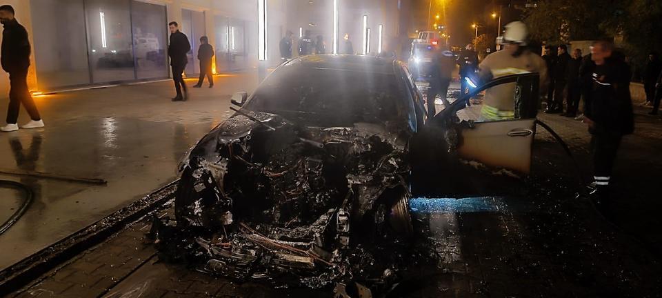 Lüks otomobil alev alev yandı