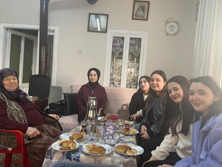 ÜNİVERSİTELİ GENÇLER YAŞLI ÇINARLAR VE KARDEŞLERİNİ UNUTMADI